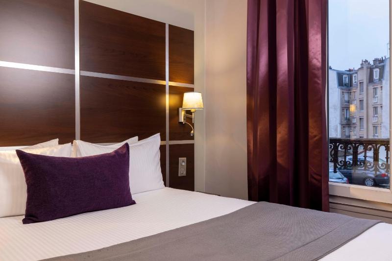 Double Classic Room with Courtyard View image 3