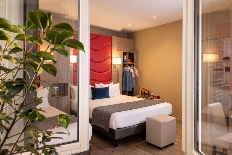 Quadruple Room image 3