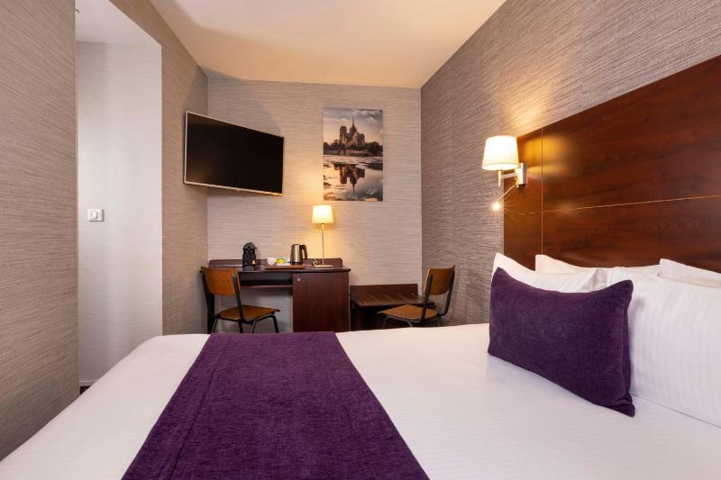 Superior Double Room with Courtyard View image 4