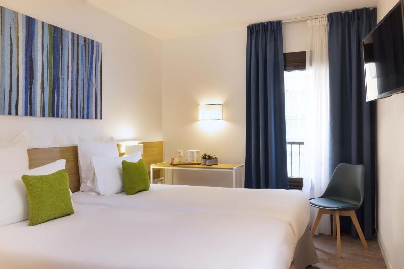 Standard Twin Room image 3