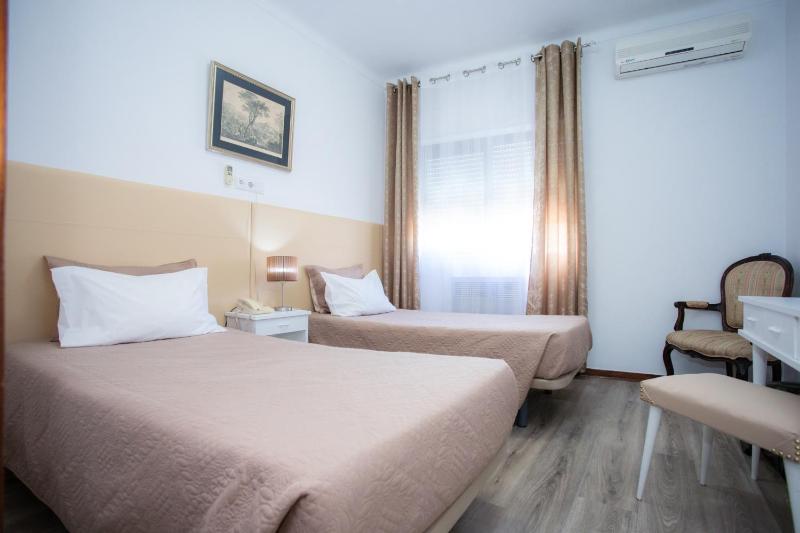 Twin Room image 4