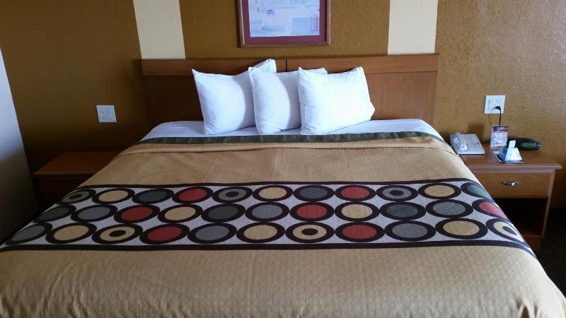 King Room with Roll-In Shower - Mobility Access/Non-Smoking image 3