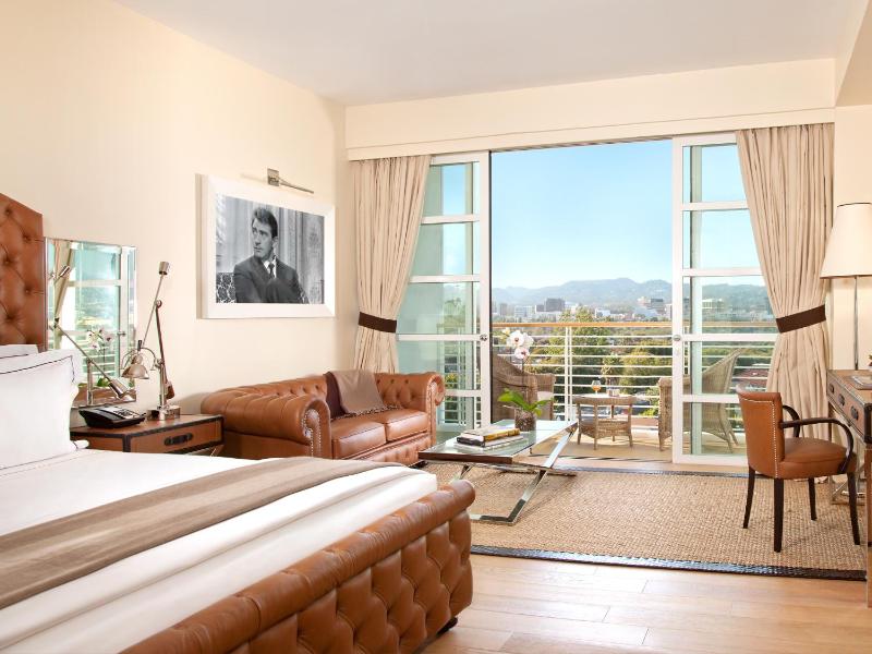 Premium King Room with City View image 3