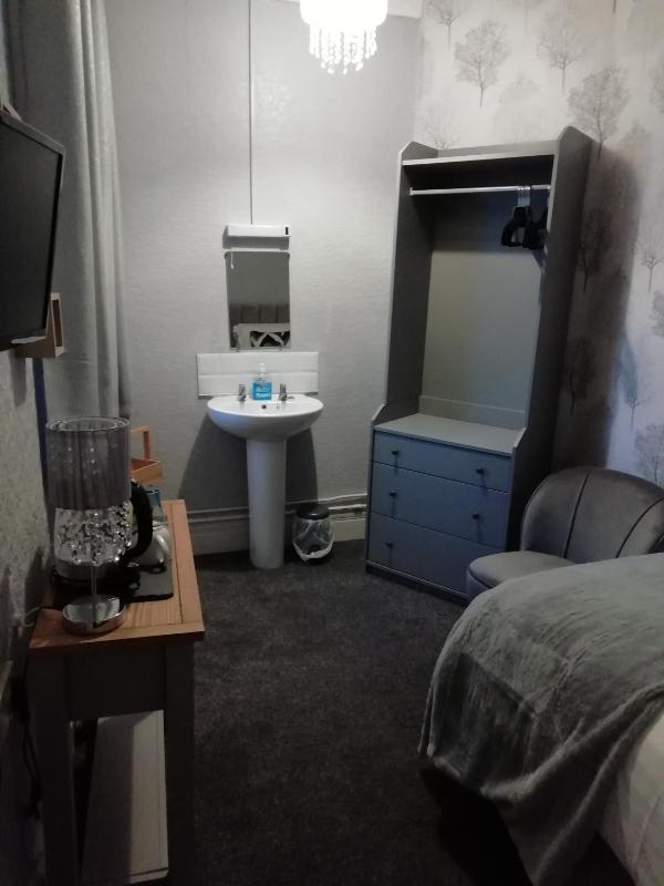 Basic Single Room with Shared Bathroom image 1