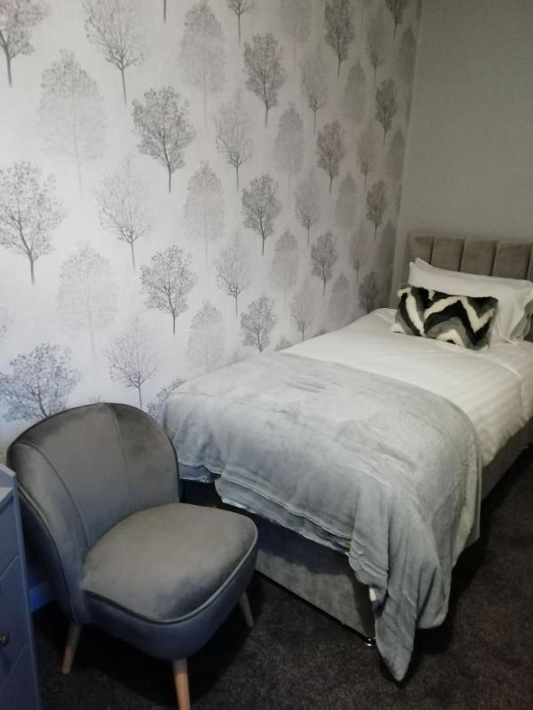 Basic Single Room with Shared Bathroom image 3