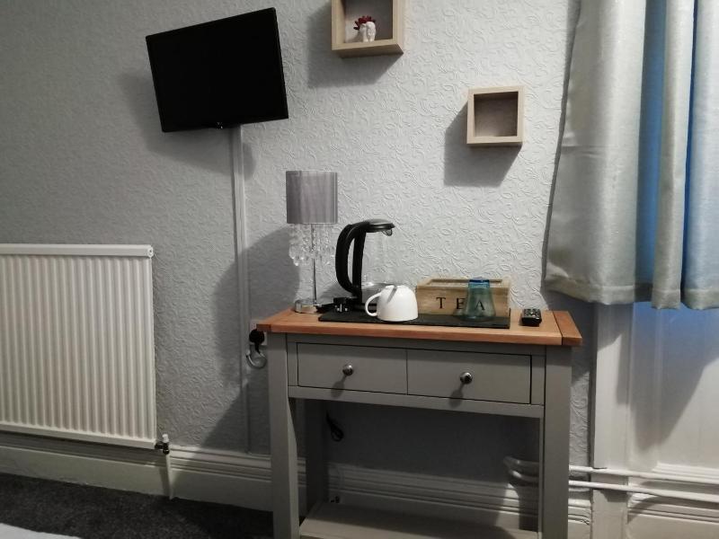 Basic Single Room with Shared Bathroom image 4