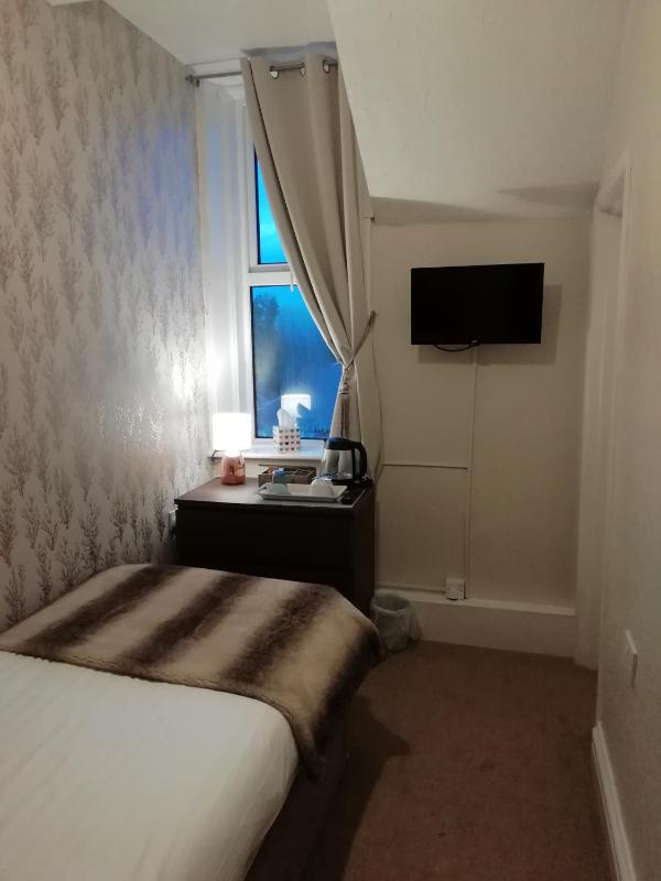 Single Room image 3