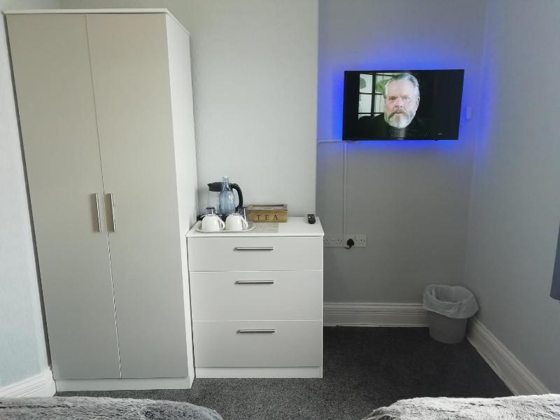 Twin Room image 4