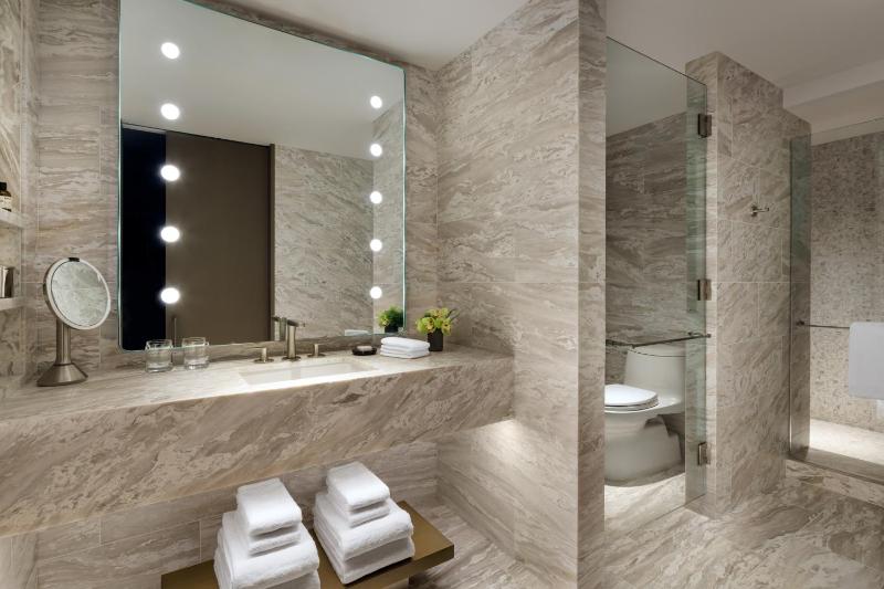 Century Plaza One Bedroom King Suite with Two Bathrooms and Desk image 3