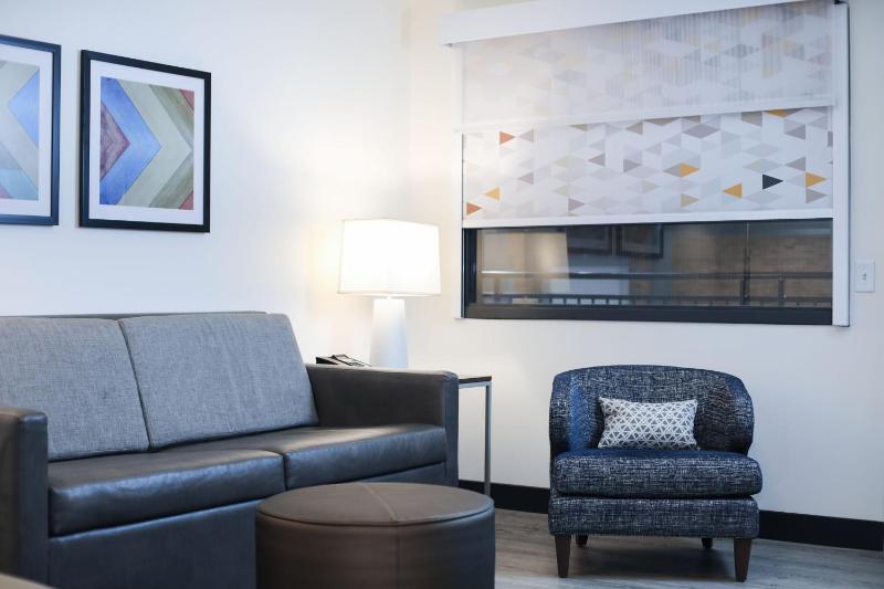 First Floor Atrium Suite - Non-Smoking image 3