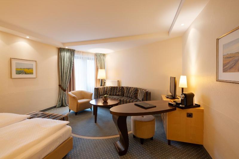 Deluxe Room image 3