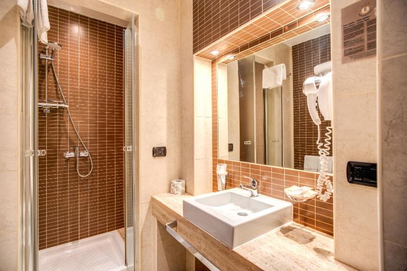 Quadruple Room image 4