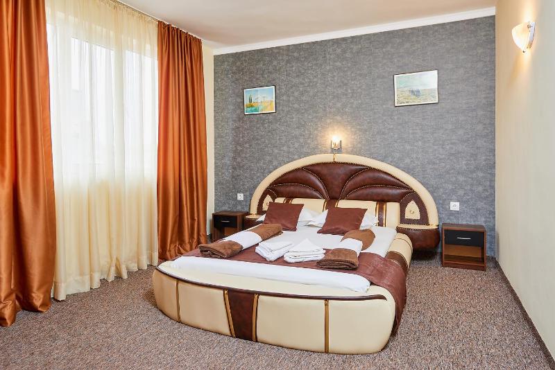 Deluxe Triple Room image 1