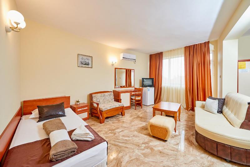 Deluxe Triple Room image 4