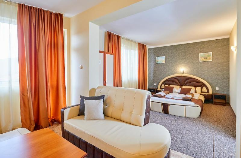 Deluxe Triple Room image 3