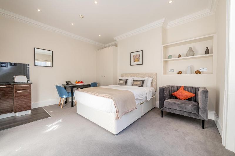 Studio (2 Adults) image 3