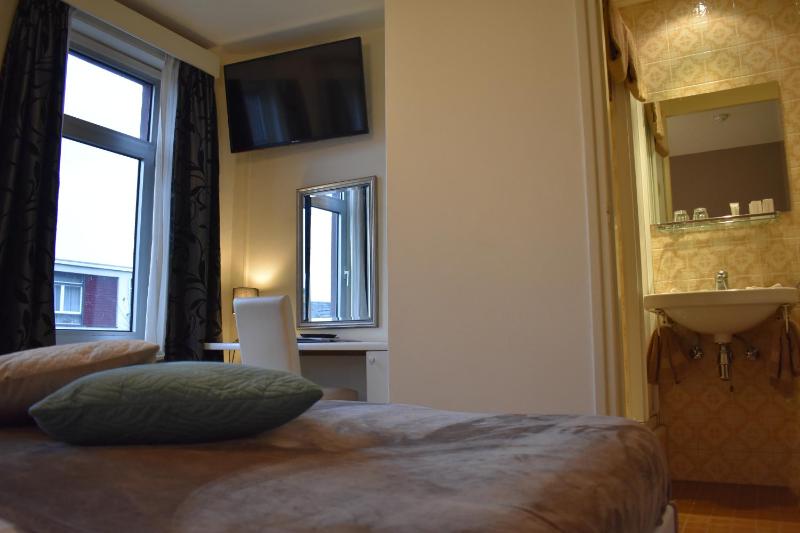 Smaller Budget Double Room image 4