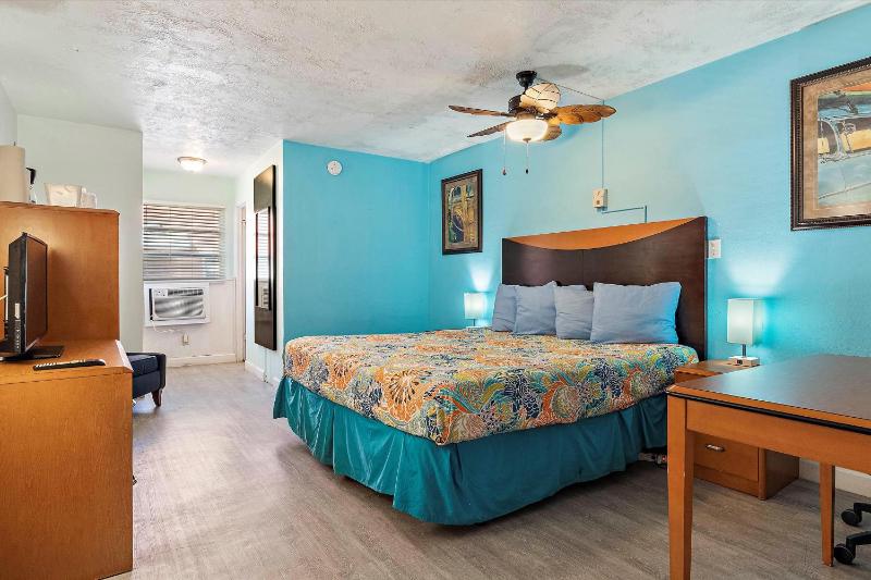 Standard King Room image 3
