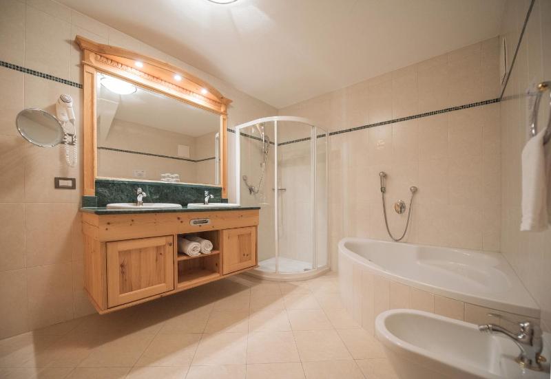 Family Suite with Balcony image 2