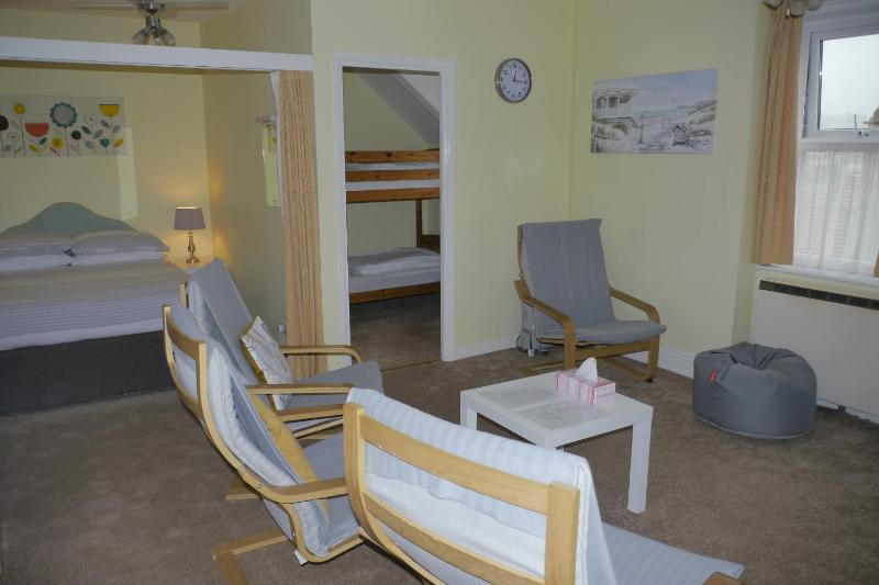 Apartment with Shower image 3