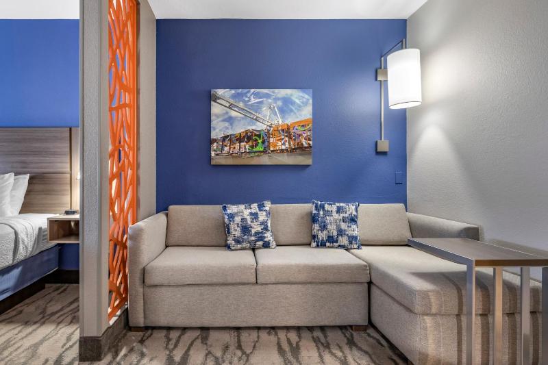 King Suite - Non-Smoking image 4
