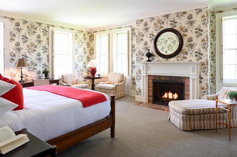 King Room with Fireplace and Lake View - Aurora Inn image 2