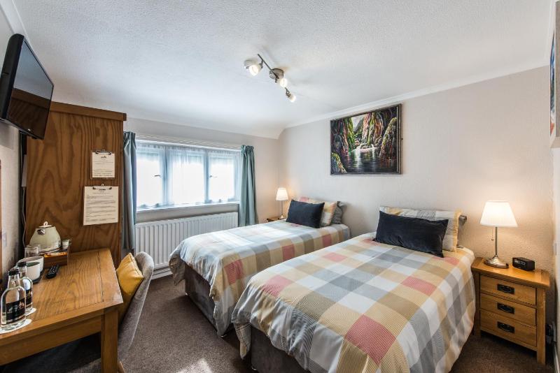 Twin Room image 3