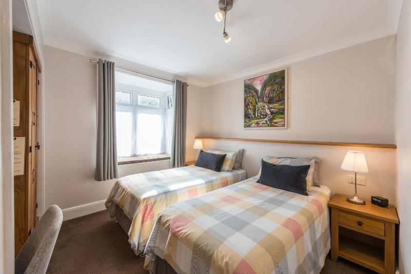 Twin Room image 4