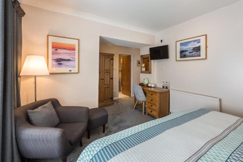 Large Twin Room image 4
