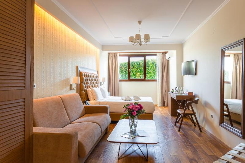 Junior Suite with Garden View - Semi-Ground Floor image 4