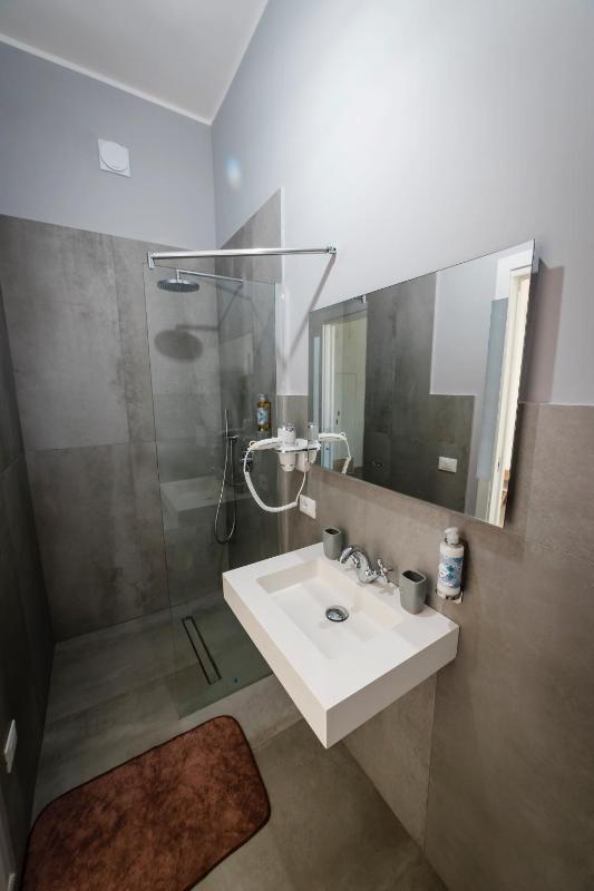 Standard Triple Room image 3