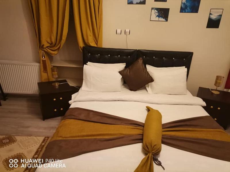 Large Double Room image 4