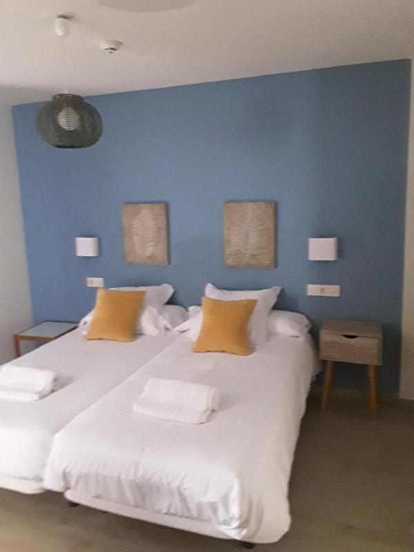 Twin Room image 4