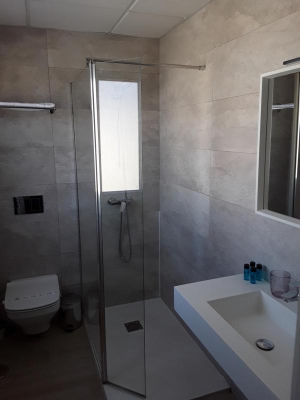 Twin Room image 3