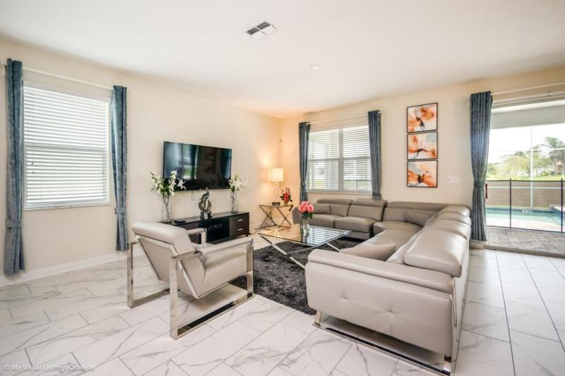 Ultimate Family Getaway Sleeps 26 Heated Pool & Entertainment - image 1