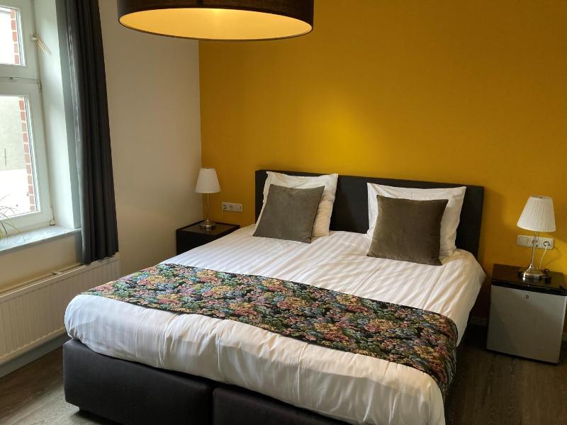Standard Twin Room image 3