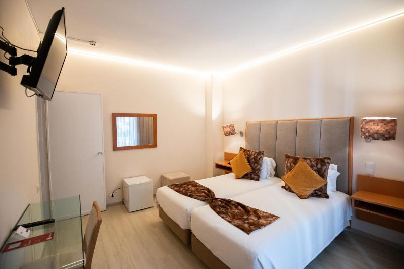 Standard Twin Room image 3