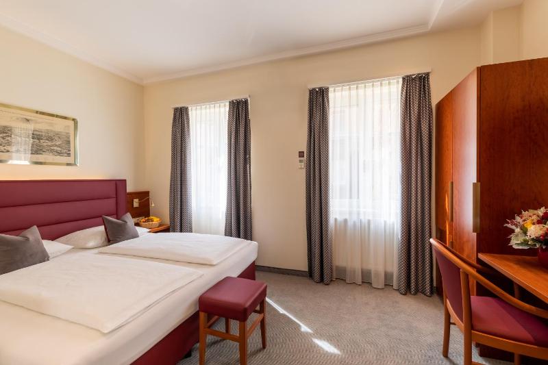 Double Room COMFORT courtyard view image 4