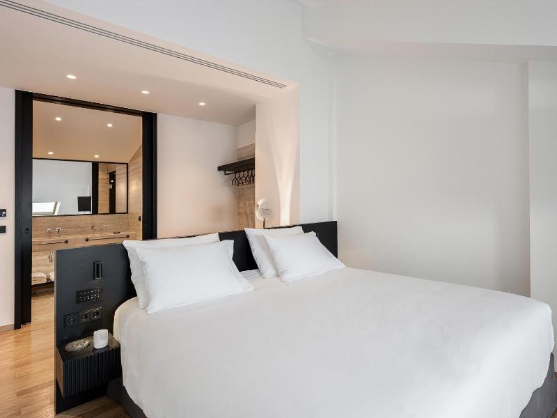  Superior Suite Sea Front with Balcony and Jacuzzi image 2