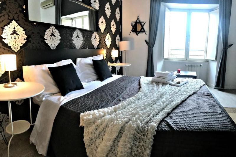 Deluxe Double Room image 2