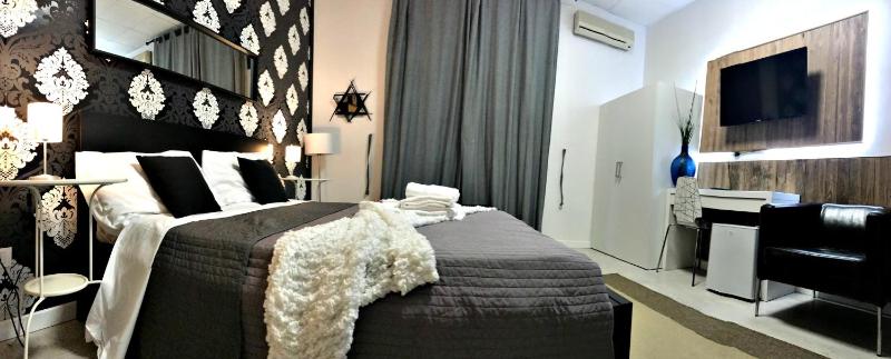 Deluxe Double Room image 3