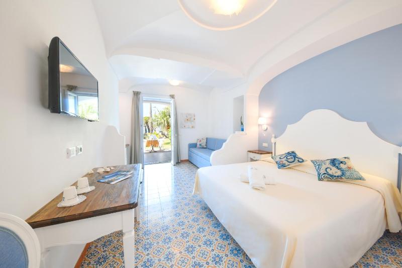 Deluxe Double or Twin Room with Garden View image 1