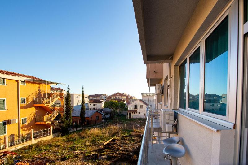 Studio with Balcony image 2