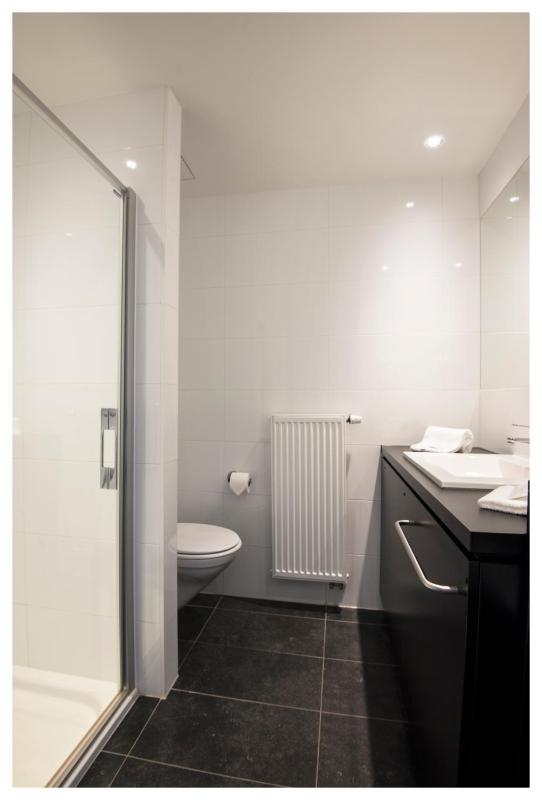 Twin Room with City View image 4
