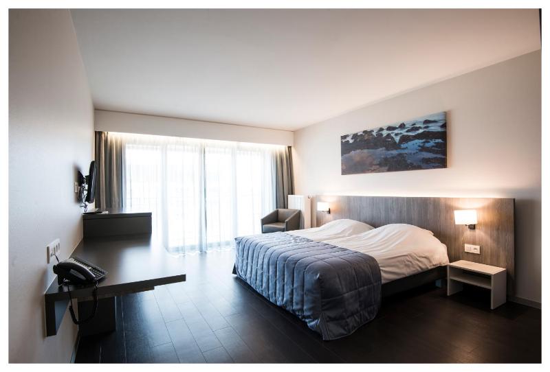 Twin Room with City View image 2