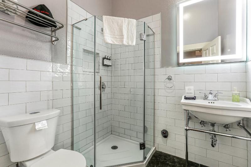 Standard Queen Room image 3