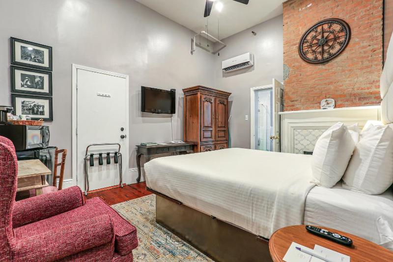 Standard King Room image 3