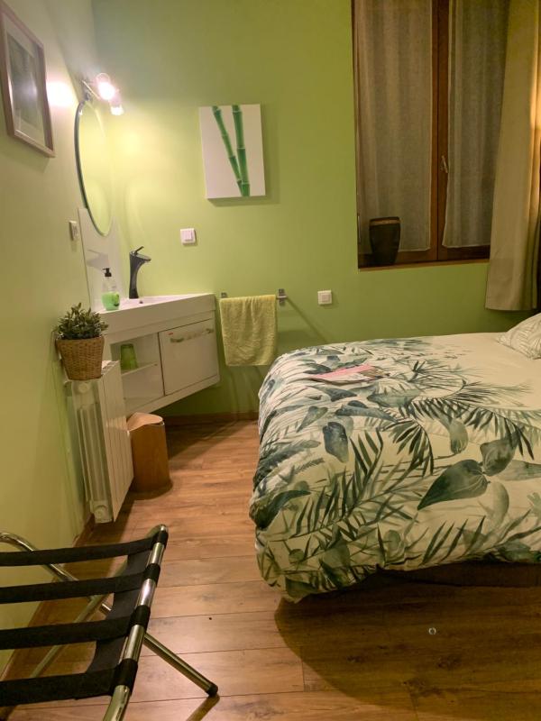 Lyon City Home's Bed & Breakfast - image 9