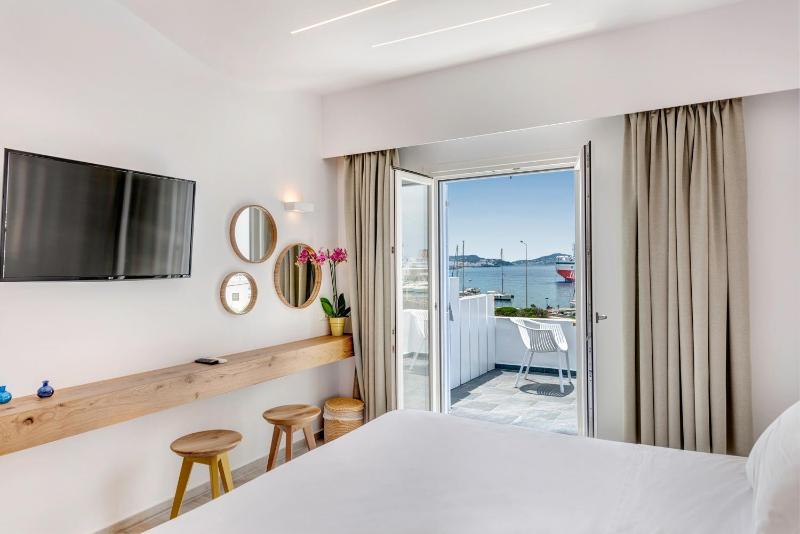 Deluxe Double or Twin Room with Sea View image 4