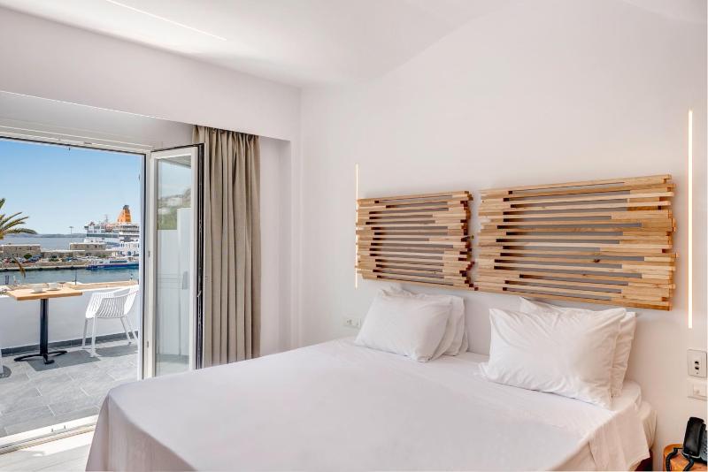 Deluxe Double or Twin Room with Sea View image 3